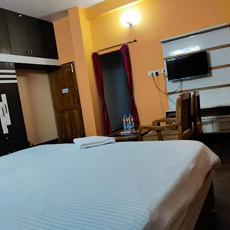 Chetan Inn Hotel Bhubaneswar Exteriör bild