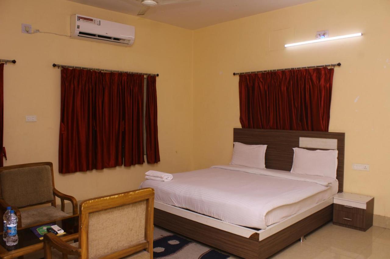 Chetan Inn Hotel Bhubaneswar Exteriör bild